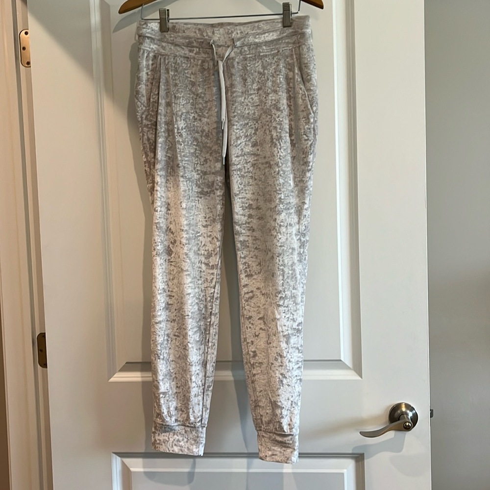 Lululemon Women’s size 8, Grey Joggers